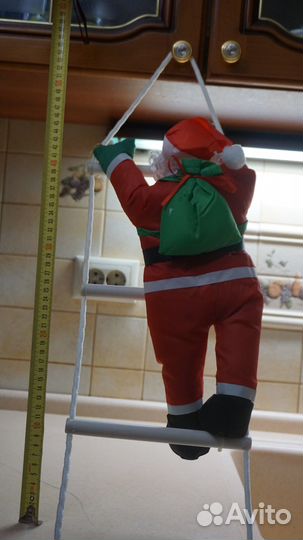 Два Деда мороза подымаются в гости