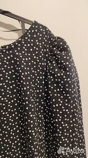 Платье в сердечко, с акцентным рукавом