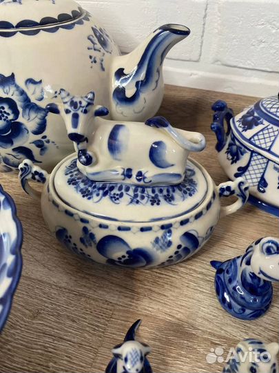 Гжель. Посуда и фигурки