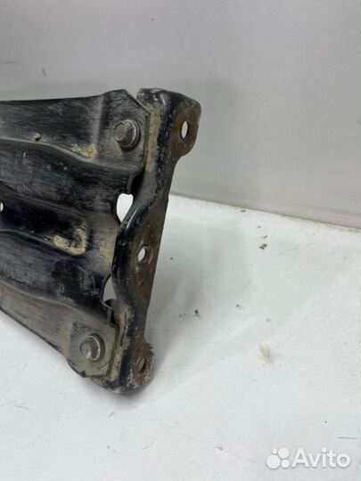 Крепление запасного колеса Toyota Land Cruiser 200