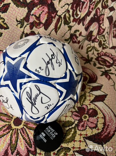 Футбольный мяч с автографами футболистов Динамо