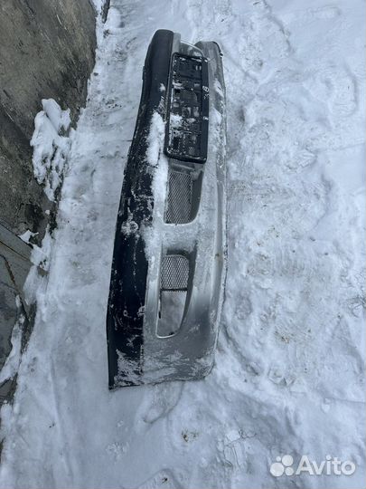 Бампер передний Toyota Avensis 1 под ремонт