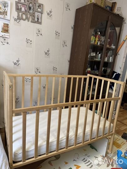 Детская кроватка с маятником