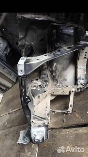 Правая передняя четверть Lexus RX III