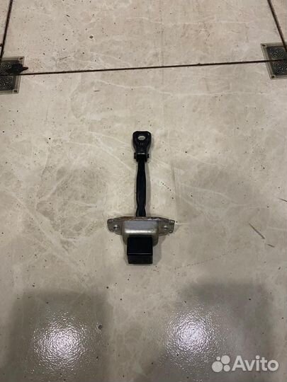 Ограничитель двери задний левый Mitsubishi Lancer