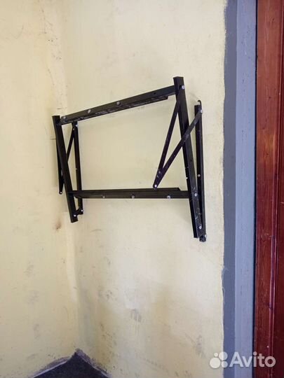 Настенный стеллаж для колес