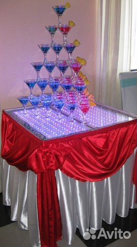 Стол для пирамиды шампанского