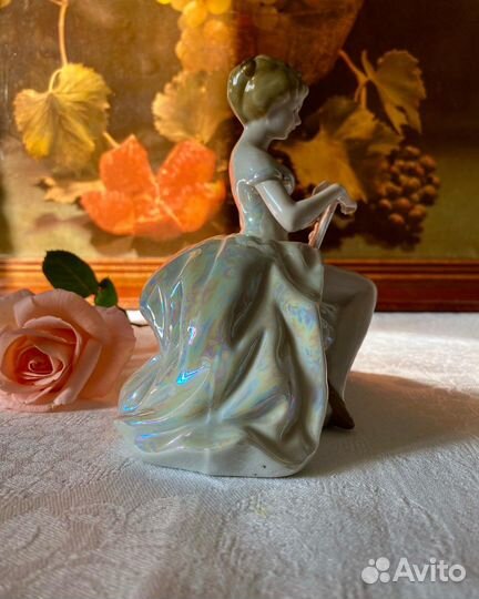 Фарфоровая винтажная статуэтка