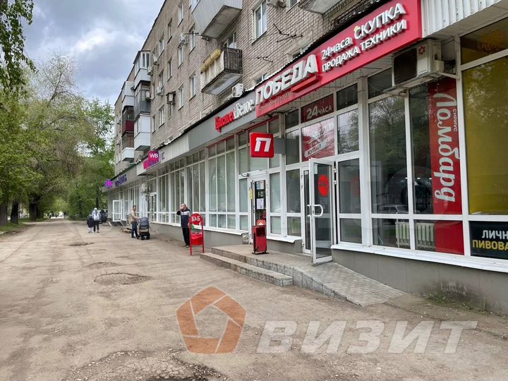 Торговое помещение с витражами и парковкой