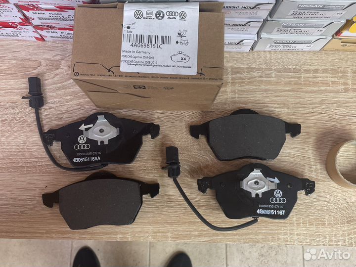 Передние тормозные колодки 4A0698151C