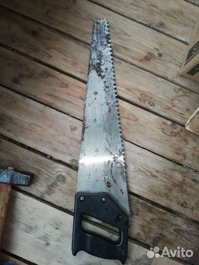 Ножовка по дереву и молоток