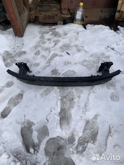 Передний усилитель бампера пассат Б6-2008