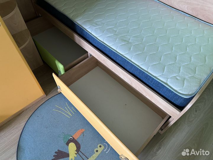 Двухъярусная кровать со шкафом и матрасами
