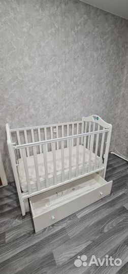 Детская кроватка с маятником и ящиком