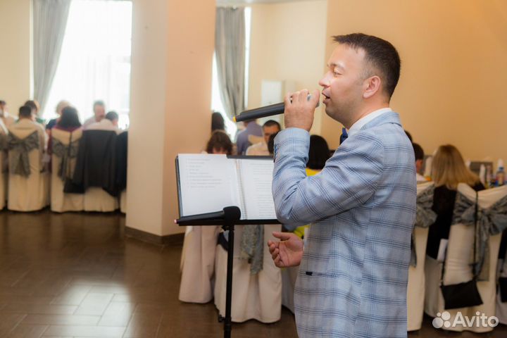 Ведущий певец с диджей