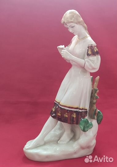 Статуэтка фарфоровая. Гадание на ромашке. СССР