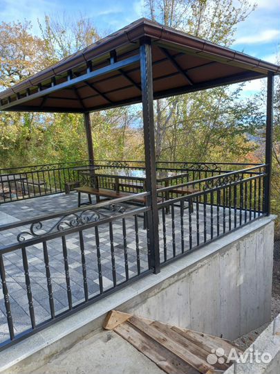 Ограды на кладбище, крыши. Металл и ковка