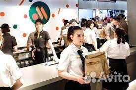 Сотрудник ночной смены быстрого питания