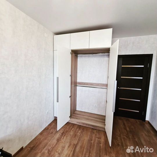 Шкаф с встроенной гладильной доской