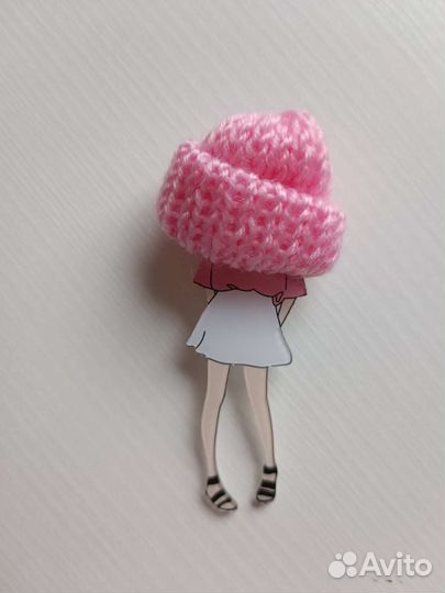 Брошь куколка в шапке