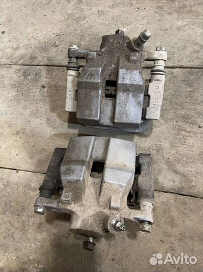 Суппорт тормозной задний Lexus RX 350 3