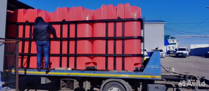 Емкость пластиковая в обрешетке под кас жку воду