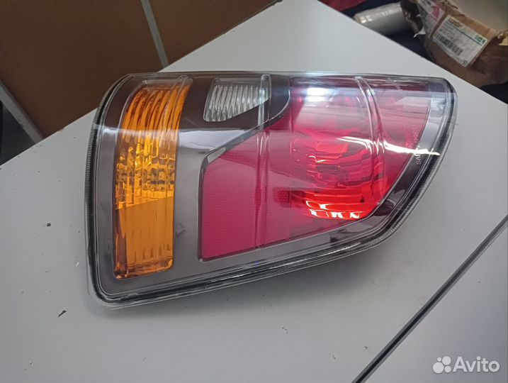 Фонарь задний левый Honda Ridgeline 05- EE21719R1L