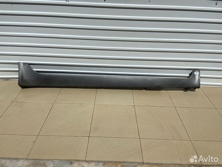 Накладка порога наружняя правая Nissan Primera P12