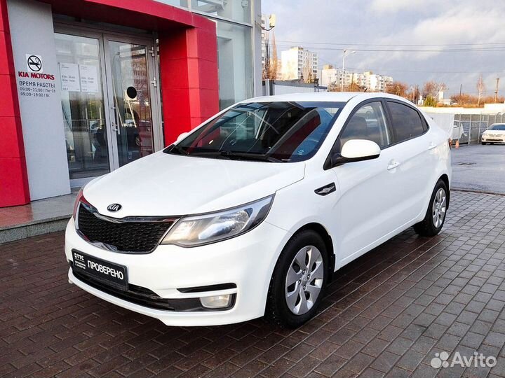 Купить б/у Kia Rio III Рестайлинг 1.6 AT (123 л.с.) бензин автомат в Сочи: белый