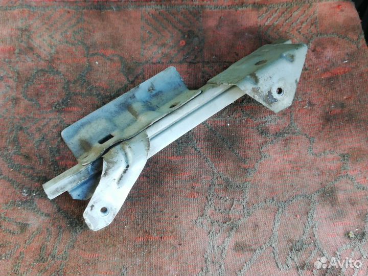 Направляющая стекла двери Лада Ларгус