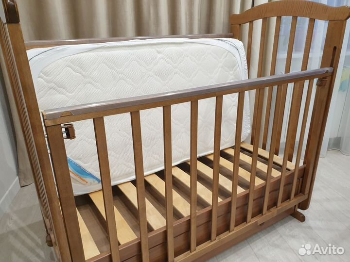 Детская кроватка с маятником
