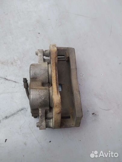 Суппорт передний правый Cadillac SRX 04-09