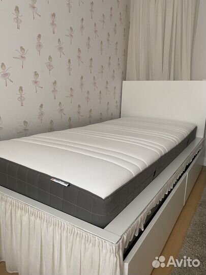 Кровать IKEA мальм с матрасом