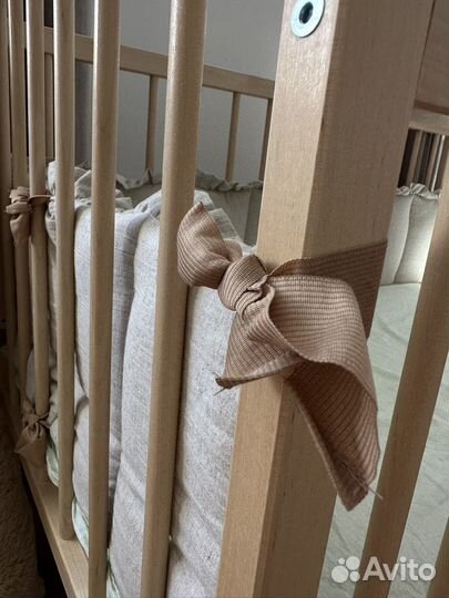 Детская кроватка с маятником