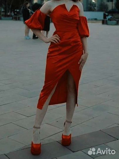 Красное корсетное платье со съёмными рукавами