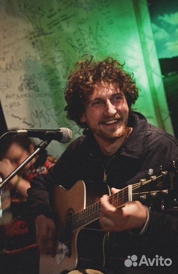 Вокалист - гитарист