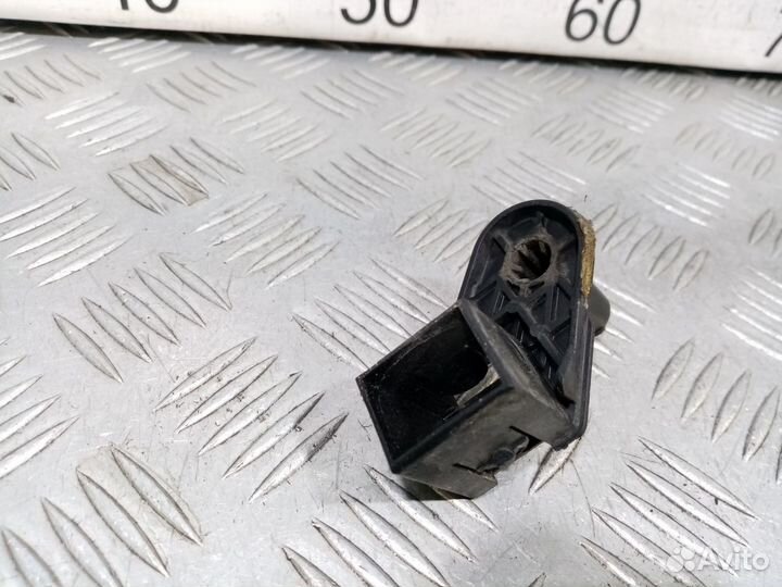 Б/У Кронштейн радиатора#002