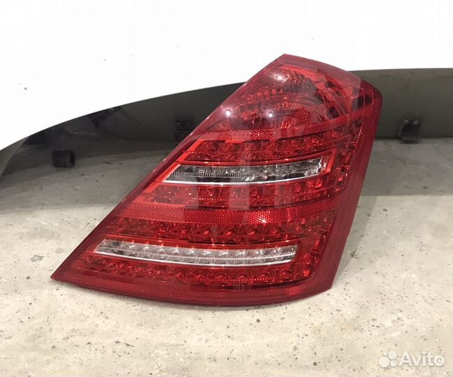 Фонарь задний правый Mercedes W221