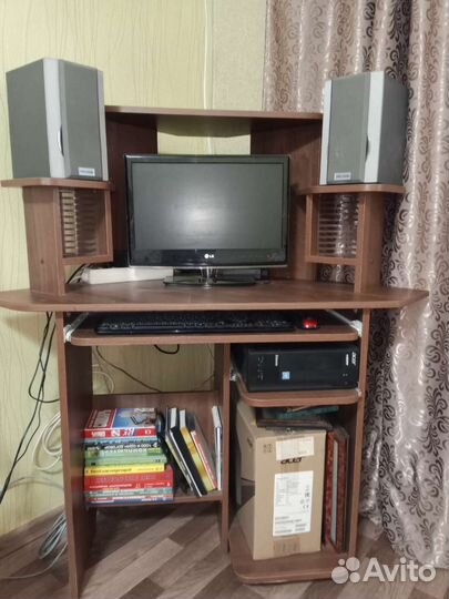 Компьютерный стол угловой с полками