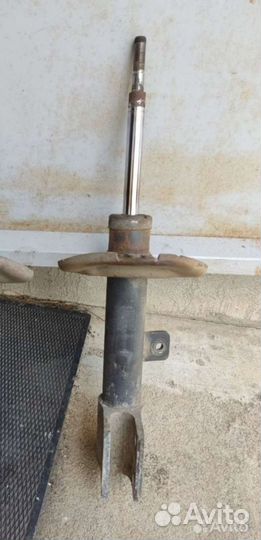 Стойка передняя левая Пежо 308