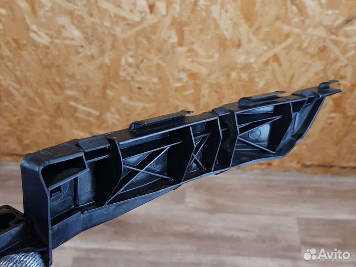 Крепление переднего бампера левое Toyota Avensis 2