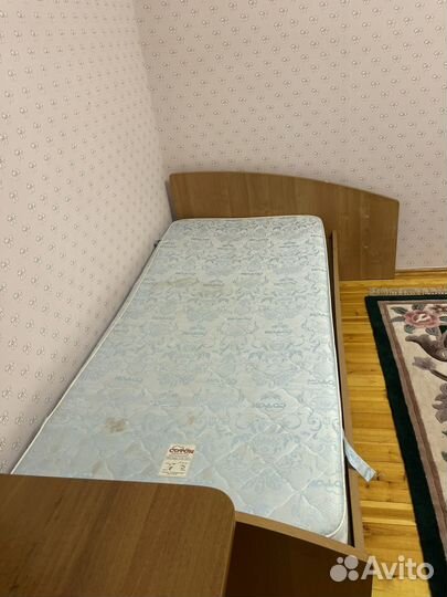 Кровать матрас и компьютерный стол