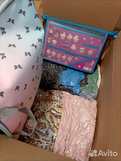 Коробка с партфелем и канцелярией