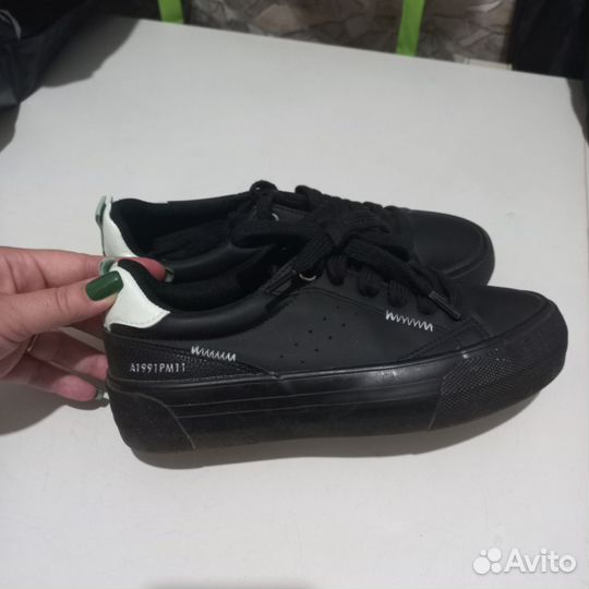 Кроссовки женские