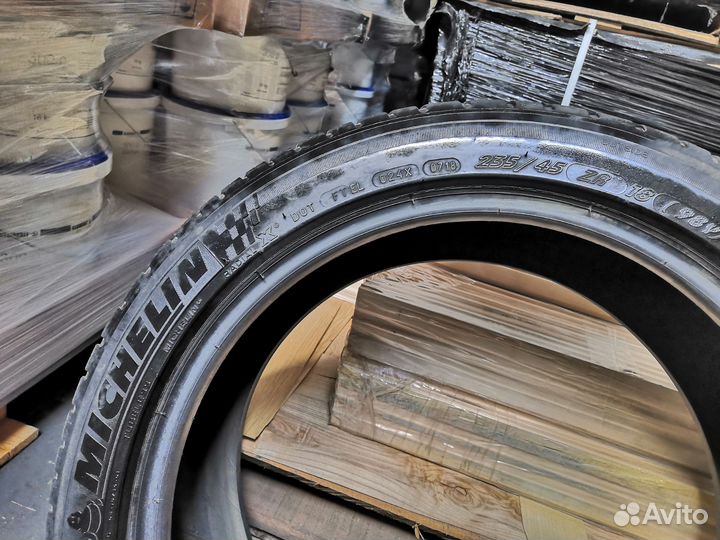 Michelin Pilot Sport 235/45 R18