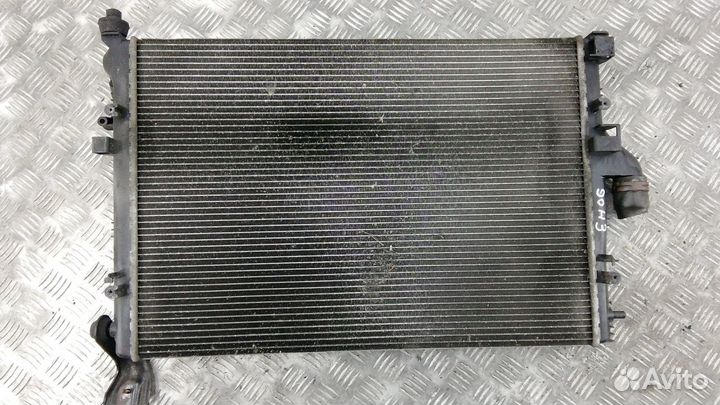 Радиатор системы охлаждения на Рено Сандеро 1