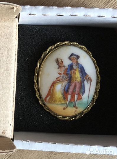 Винтажная брошь «Куртуазные сцены», Франция