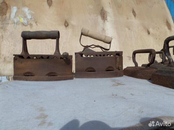 Старинный угольный утюг