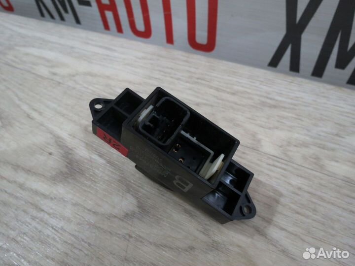 Кнопка стеклоподъемника Mitsubishi Outlander XL
