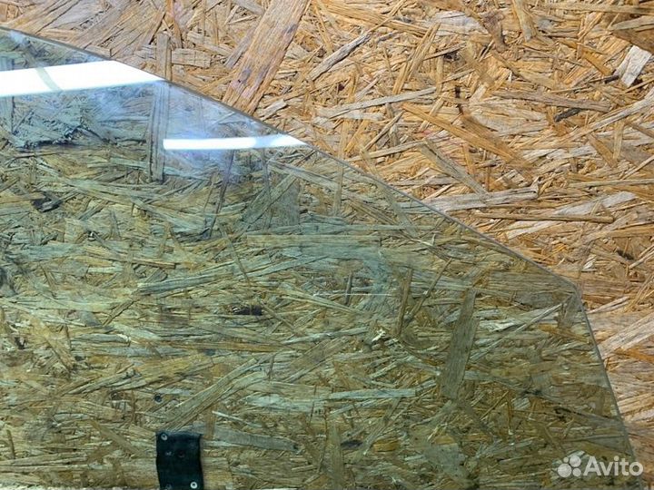 Стекло двери переднее левое Mercedes-Benz